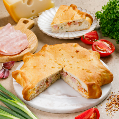 Пирог с ветчиной  сыром и помидорами